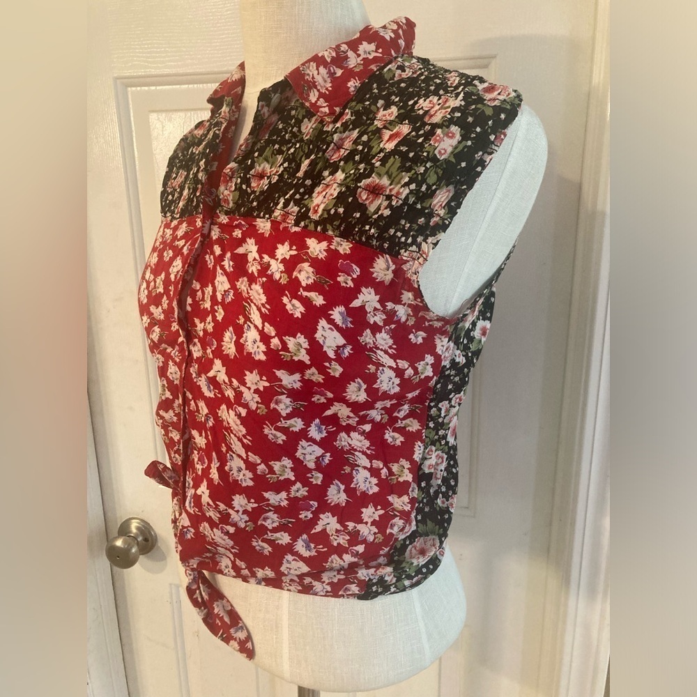 Vintage button up sleeveless floral top womens fits like a small Sostanza contem